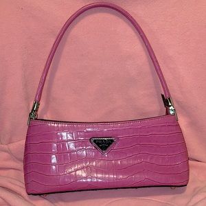Good condition Pink evening purse!! Not to big and not to small!!